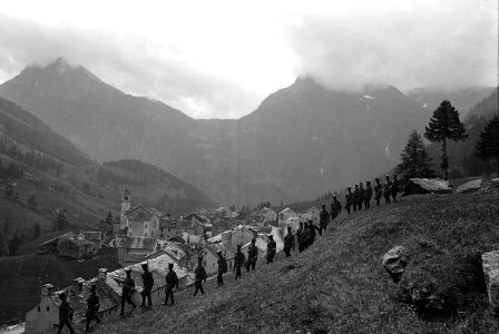 Rückkehr eines Zuges Infanterie in das Dorf Simplon - CH-BAR - 3238926 photo