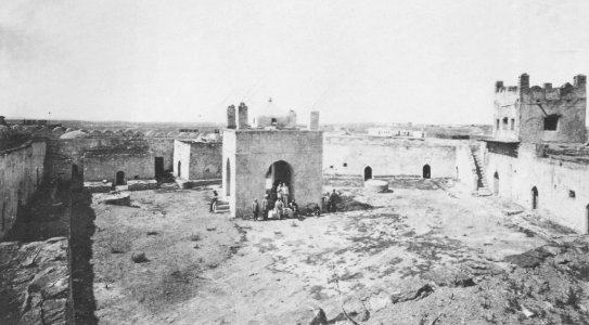 Russischer Photograph - Der »Tempel der Feueranbeter« in Suratschani bei Baku (Zeno Fotografie)