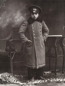 Russischer Photograph um 1904 - Gymnasiast in seiner Schüleruniform. St. Petersburg (Zeno Fotografie)