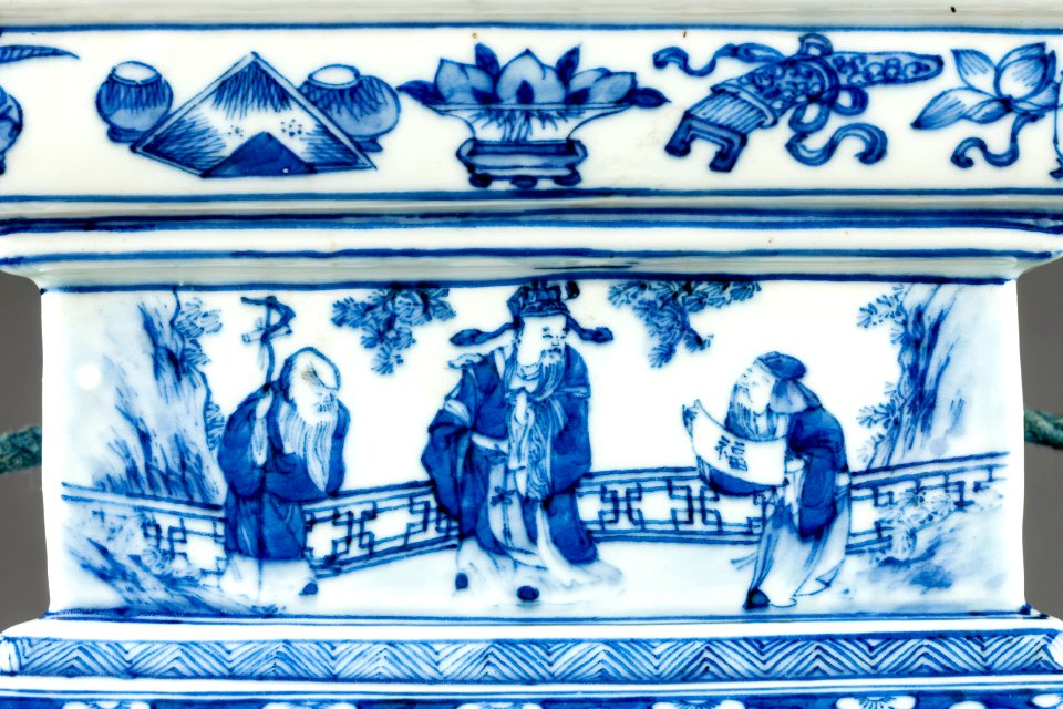 Rökelsekärl ting i porslin med stjärngudarna för ett långt liv, hög rang och lycka, Kangxi - Hallwylska museet - 107707