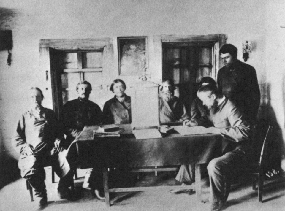 Russischer Photograph - Ein Wolost-(Guts)Gericht in der Sitzung (Zeno Fotografie)