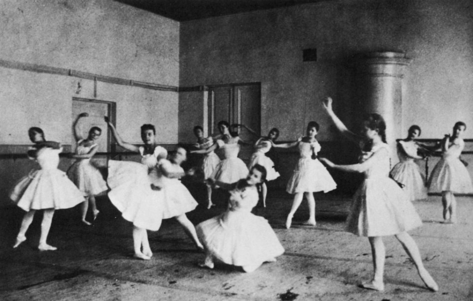 Russischer Photograph - Eine Klasse der kaiserlichen Ballettschule, in der Tänzerinnen für das Mariinskij-(jetzt Kirow-) Theater ausgebildet wurden (2) (Zeno Fotografie)