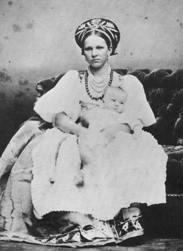Russischer Photograph - Eine »kormilica« oder Amme in der für ihre Zunft charakteristischen Tracht (Zeno Fotografie)