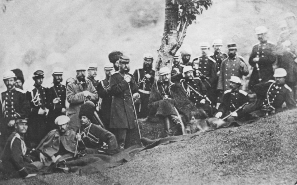 Russischer Photograph - Großfürst Michael, der Bruder Alexanders II. und Vizekönig Kaukasiens (1862-1882), mit seinem Stab während eines Feldzugs in dieser Region (Zeno Fotografie)