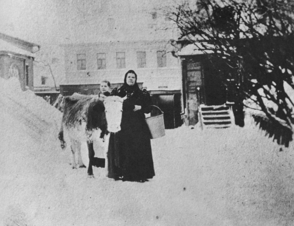Russischer Photograph - Milchverkauf von Haus zu Haus in Moskau (Zeno Fotografie)