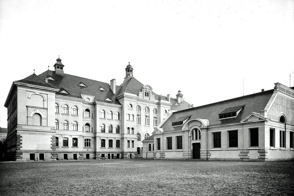 Rückansicht mit Turnhalle F 8499 2005