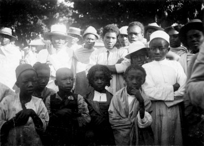 S-te Marie de Marovoay, n.v. Madagaskar. Infödingsgrupp i S-te Marie de Marovoay - SMVK - 001747