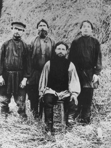 Russischer Photograph um 1880 - Ein Bauer mit seinem Sohn und zwei Lohnarbeitern (Zeno Fotografie)