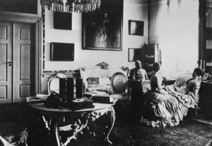 Russischer Photograph um 1880 - Zar Alexander III., Kaiserin Maria Fedorowna und ihre Schwester, Königin Alexandra von England, bei einem Familienbesuch beim dänischen Königspaar (Zeno Fotografie)