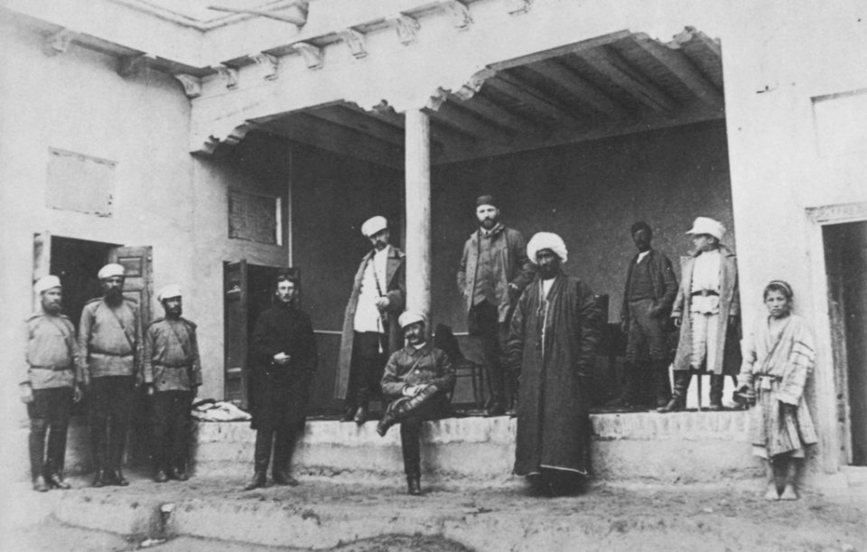 Russischer Photograph um 1887 - Russische Offiziere bei einem Besuch in Urgut nahe Samarkand (Zeno Fotografie)
