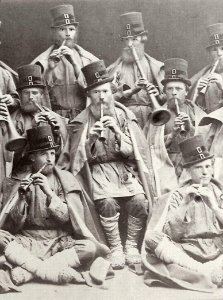 Russischer Photograph um 1893 - Bauernchor mit Hornbläsern (Zeno Fotografie)