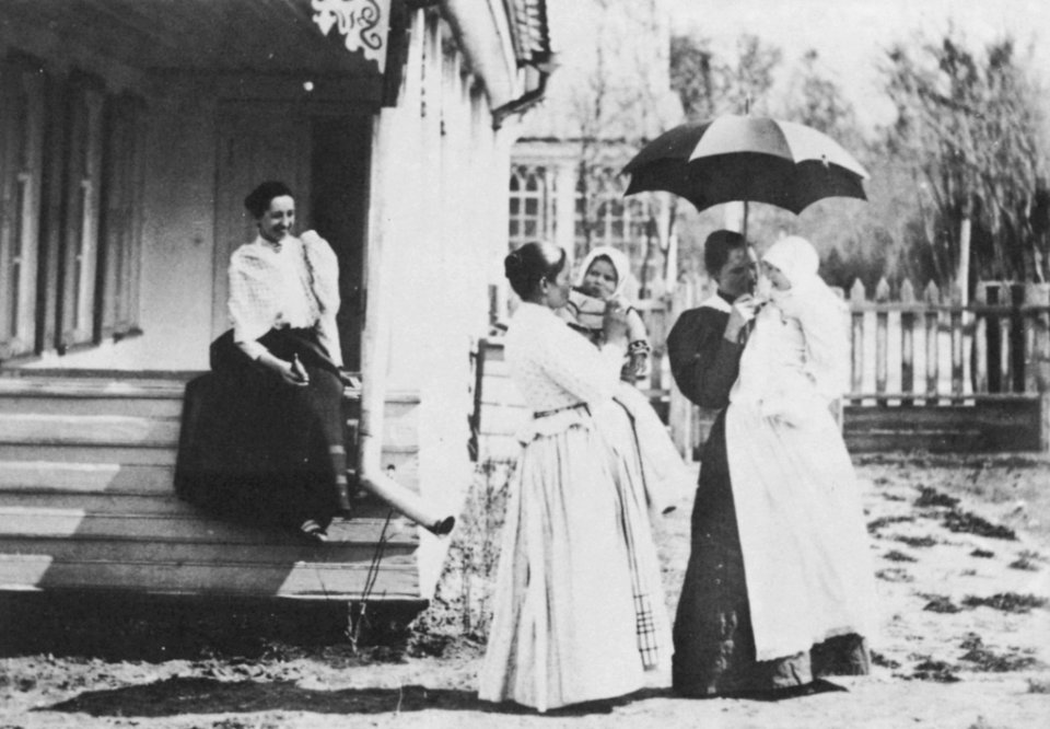 Russischer Photograph um 1895 - Kindermädchen mit ihren Schützlingen (2) (Zeno Fotografie)