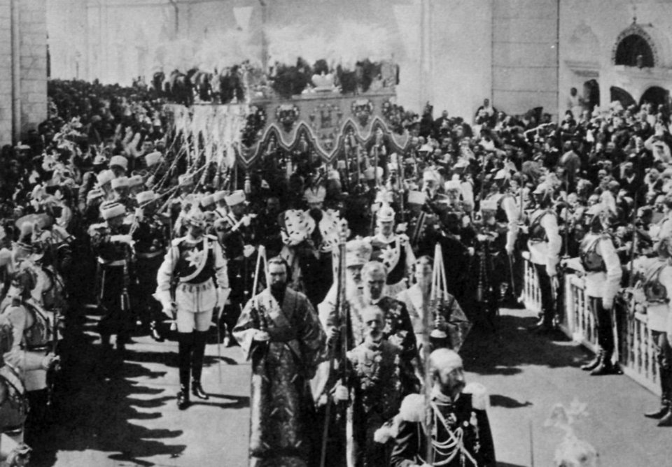 Russischer Photograph um 1896 - Nikolaus II. beim Verlassen der Mariä-Himmelfahrt-Kathedrale nach seiner Krönung am 14. Mai 1896 (Zeno Fotografie)