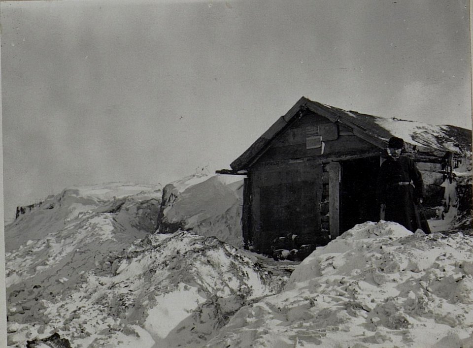 Ruthenischer Bauer von seiner selbsterbauten Hütte in Pawlowieczy (BildID 15457060)