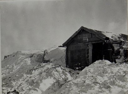 Ruthenischer Bauer von seiner selbsterbauten Hütte in Pawlowieczy (BildID 15457060)