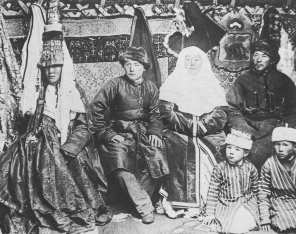 Russischer Photograph um 1900 - Eine kirgisische Familie in festlicher Tracht (Zeno Fotografie)