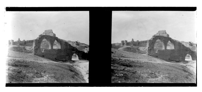 Ruïnes de l'aqüeducte . Al fons, les muralles de Morella