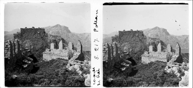 Ruïnes de l'interior del castell del Rei de Pollença