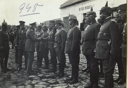 S.K.Hoheit Prinz Leopold im Gespräche mit Offizieren d.AOK.Süd. (BildID 15727579)