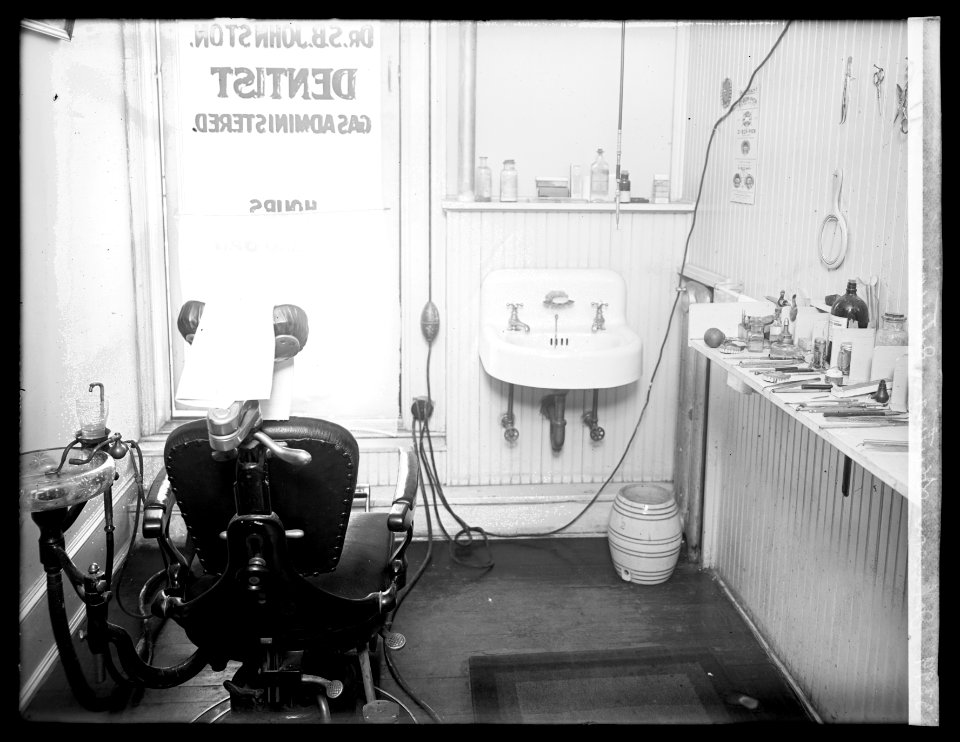 S.B.) Johnston, Dentist; interior LCCN2016851329
