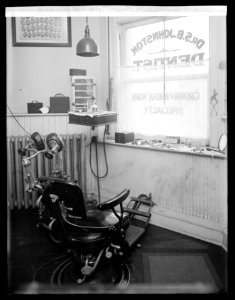 S.B.) Johnston, Dentist; interior LCCN2016851331