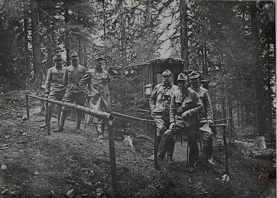 S.Exz.Fzm.v.Benigni, Korpskomdtd.8.Korps m.d.Reg.Stab des J.R.93 in den Stellungen Turawa Höhe Sept.16 (BildID 15452997)