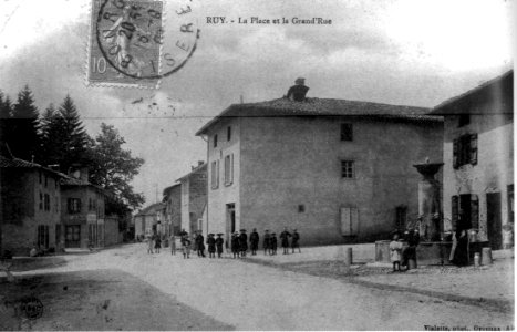 Ruy, la place et la Grand'Rue en 1907, p180 de L'Isère les 533 communes - Vialatte phot Oyonnax, Ain