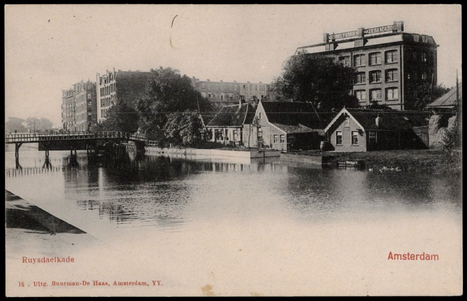 Ruysdaelkade. Rechts meubelfabriek J.H. Haag & Zn. Ruysdaelstraat 10. Op de voorgrond de Boerenwetering, Afb PRKBB00243000003