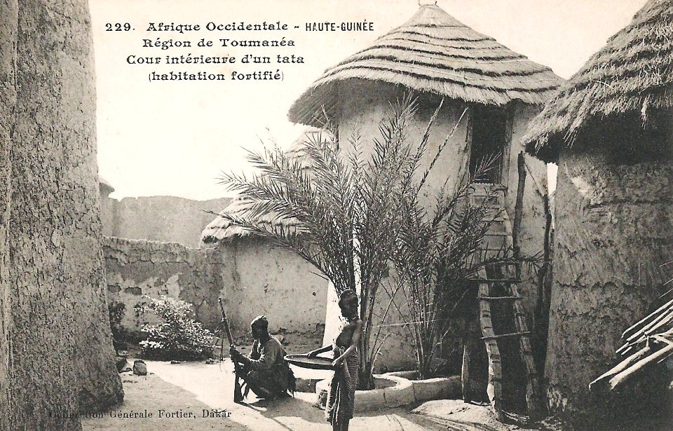 Région de Toumanéa-Cour intérieure d'un tata (Guinée)
