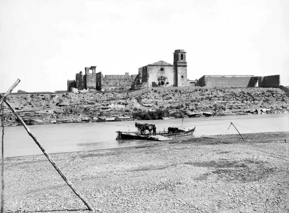 Ruïnes del convent d'Escarp vistes desde la riba del riu Segre (Restored)