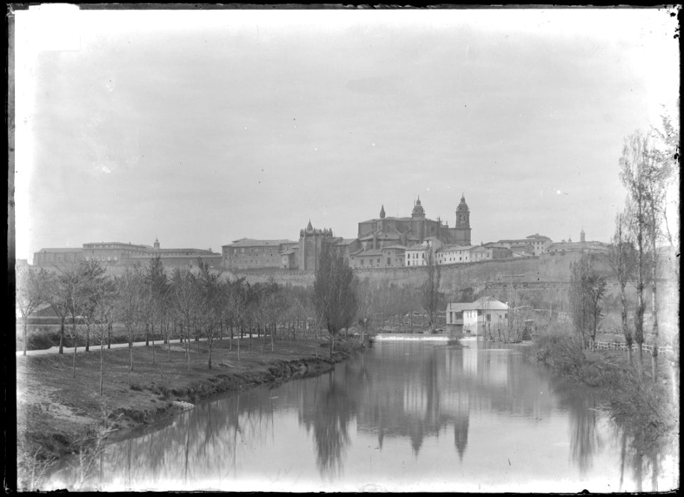 Río Arga y centro histórico de Pamplona desde el paraje de Alemanes. Frente este de la ciudad - Altadill