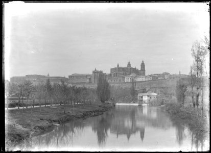 Río Arga y centro histórico de Pamplona desde el paraje de Alemanes. Frente este de la ciudad - Altadill