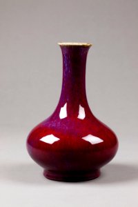 Röd porslinsvas gjord i Kina på 1700-talet - Hallwylska museet - 96151