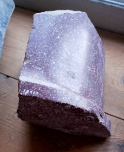 Rödbrun porfyr med rosa strökorn - Skoklosters slott - 95048