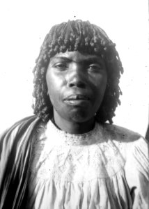 S-te Marie de Marovoay, n.v. Madagaskar. En face- och profilbilder av sakalav-kvinna - SMVK - 001682 photo