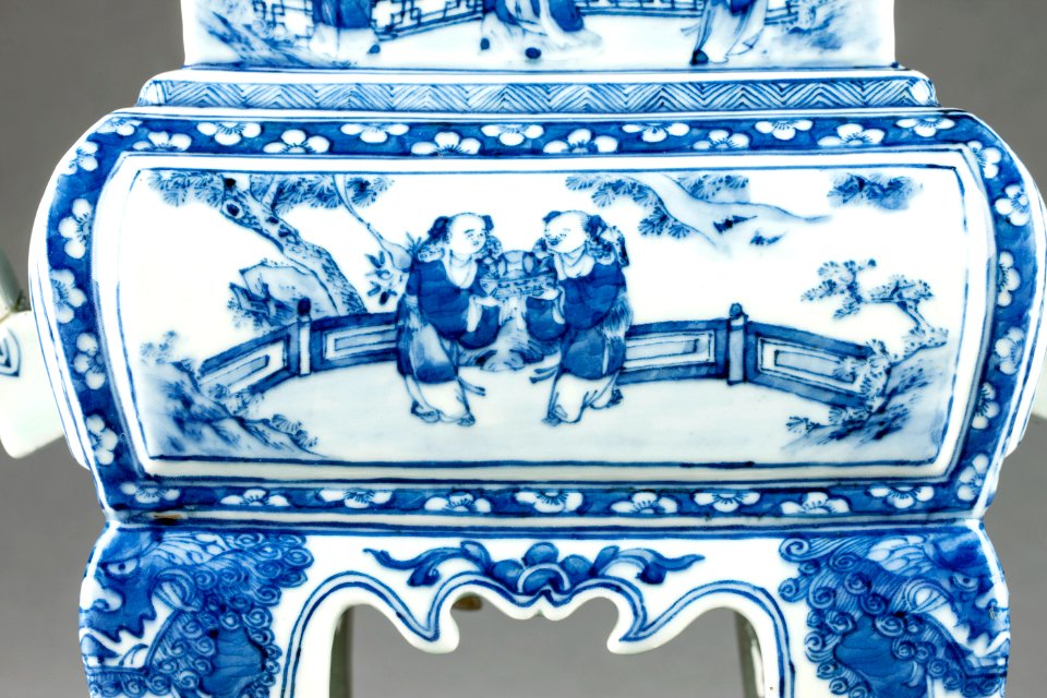Rökelsekärl ting i porslin med lyckobringande tvillingarna Hanshan och Shide, Kangxi, 1662 -1722 - Hallwylska museet - 107706