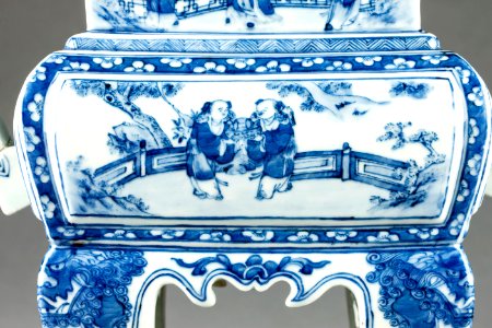 Rökelsekärl ting i porslin med lyckobringande tvillingarna Hanshan och Shide, Kangxi, 1662 -1722 - Hallwylska museet - 107706 photo