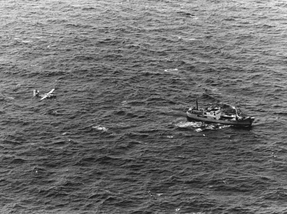S-2E Tracker of VS-35 over Soviet trawler in the Gulf of Tonkin 1967