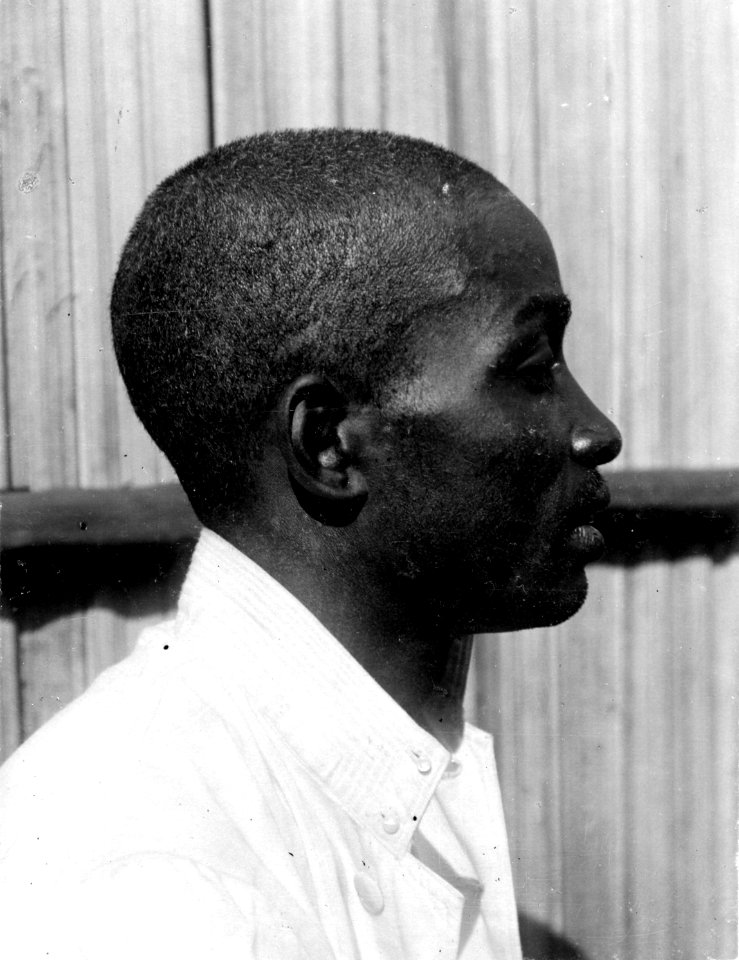 S-te Marie de Marovoay, n.v. Madagaskar. En betsileo-man vid namn Kotomanga, en face och i profil - SMVK - 001713