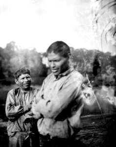Sagoberättande indian (närmast) vid namn Salvador från Tumupasa. Lokal, Rio Madidi, Bolivia - SMVK - 005549
