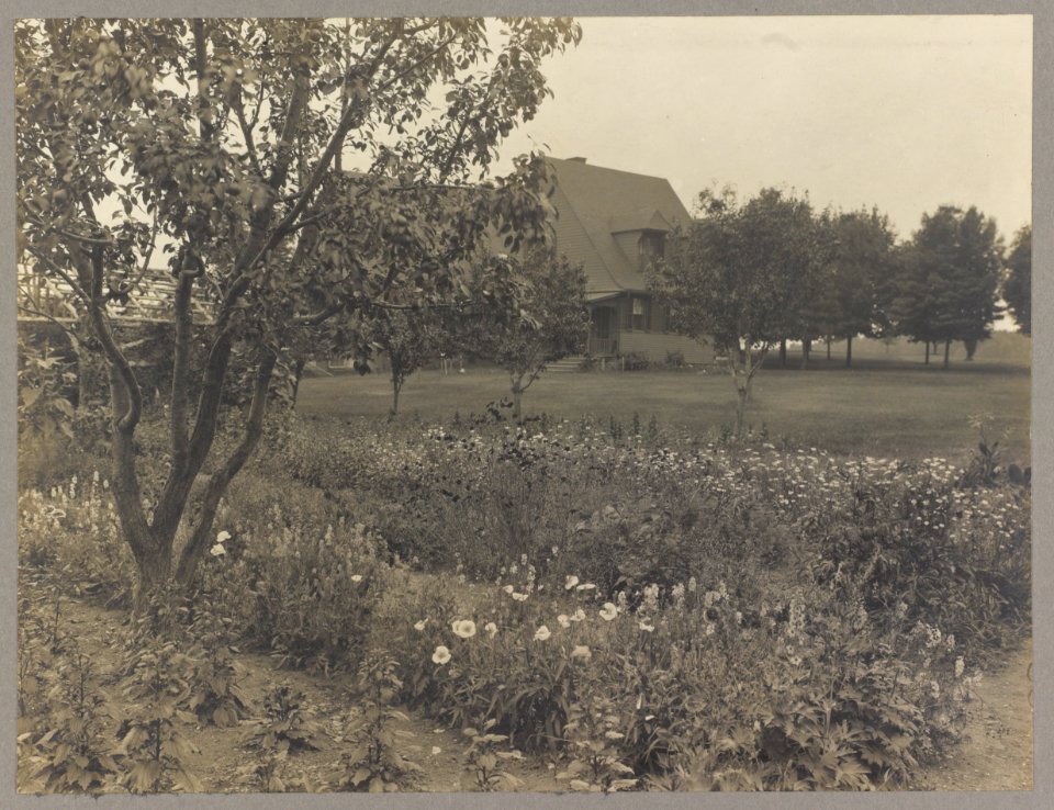 Sagamore Hill, President Theo. Roosevelt's country home garden toward the stable LCCN2013645491