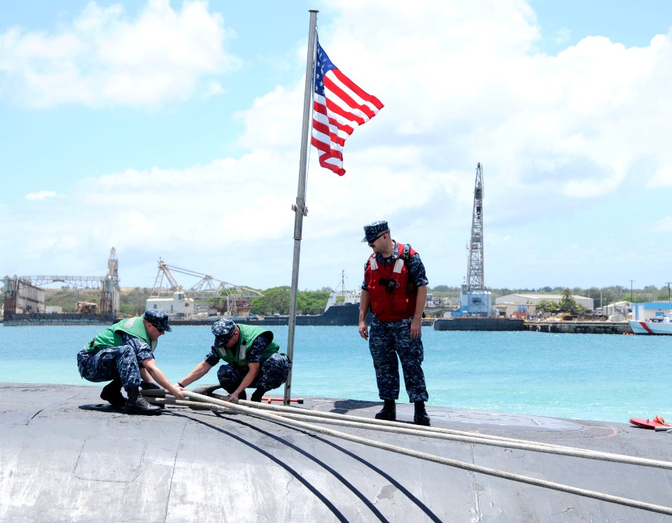 Sailors aboard the guided-missile submarine USS Ohio secure mooring lines (8641409918)