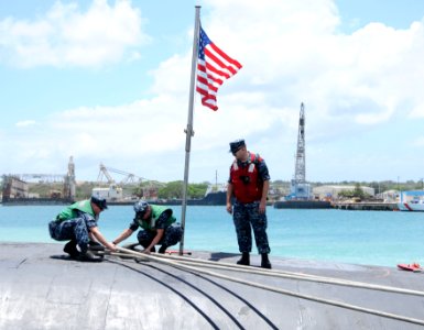 Sailors aboard the guided-missile submarine USS Ohio secure mooring lines (8641409918)