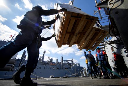 Sailors aboard USS Mason (DDG 87) receive cargo from the USNS Alan Shepard (T-AKE 3) (12467605155) photo