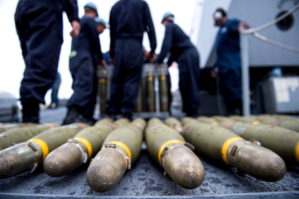 Sailor conduct ammunition on-load aboard USS Mustin. (21031784854)