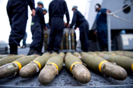 Sailor conduct ammunition on-load aboard USS Mustin. (21031784854)