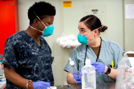 Sailors administer medication (49785163258)