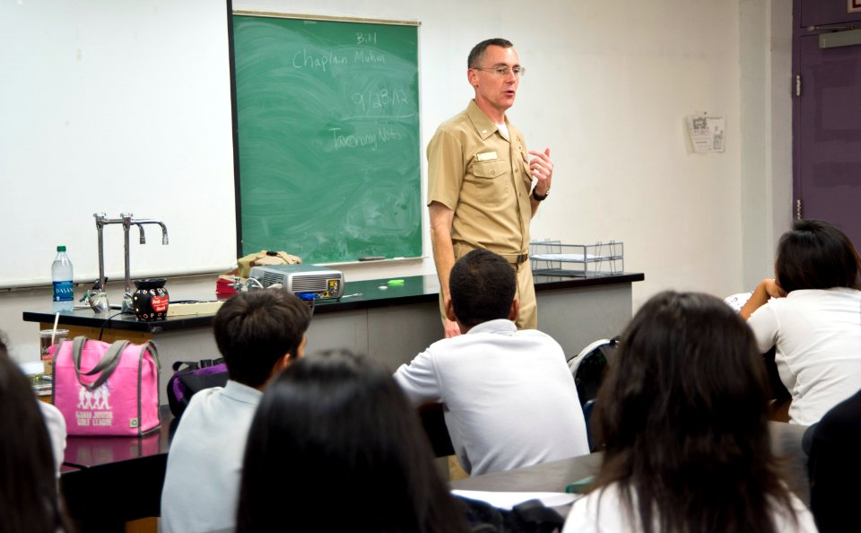 Sailors and Marines from USS Bonhomme Richard visit students in Guam 120928-N-WX580-089