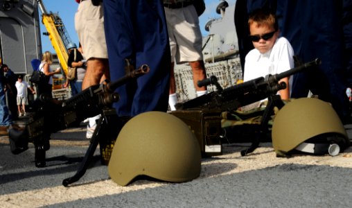 Sailor's son eyes machine guns during USS Reuben James family and friends day cruise DVIDS119056