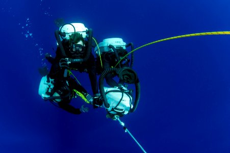 Sailors complete a decompression stop during a training dive. (33834889264)